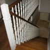 Hrastove stopnice z struženo ograjo v beli barvi 1