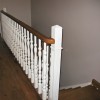 Hrastove stopnice z struženo ograjo v beli barvi 4